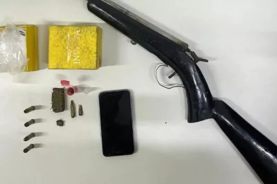 Em Sátiro Dias, policiais do Quarto Batalhão prendem em flagrante homem por posse ilegal de arma de fogo, munição e drogas.