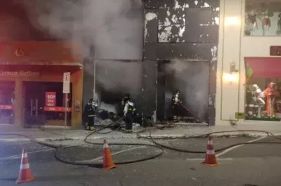 Incêndio atinge loja no centro de Vitória da Conquista; chamas são debeladas pelo Corpo de Bombeiros
