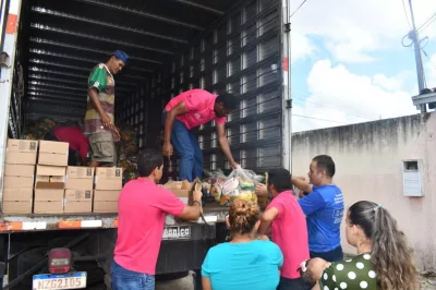 Moradores do Jambreiro em situação de vulnerabilidade social recebem cestas básicas