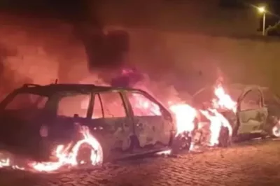 Jovem é preso após colocar fogo carros e quase incendiar viatura na porta de delegacia na Bahia