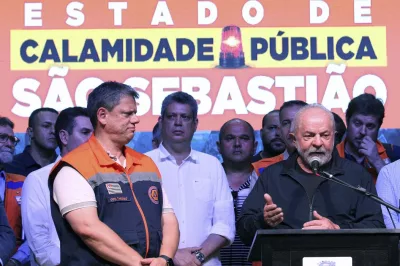 Em São Sebastião, Lula promete reconstrução de casas em áreas seguras