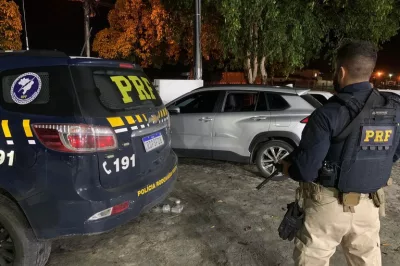 Alagoinhas: Idoso é detido pela PRF trafegando com carro de luxo roubado comprado em oferta da internet por R$ 50 mil
