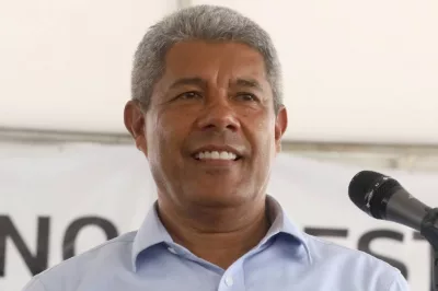 Governador anuncia ampliação de benefício para estudantes universitários