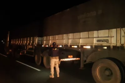 Com quase 15 toneladas de excesso de peso carreta carregada com milho é apreendida pela PRF na BR 101