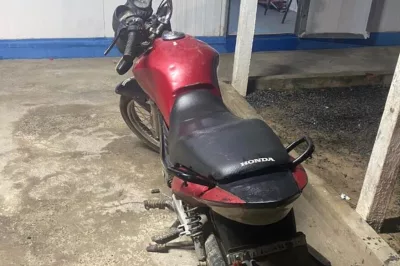 Policiais do 4° BPM apreendem motocicleta com placa ilegível e chassi adulterado