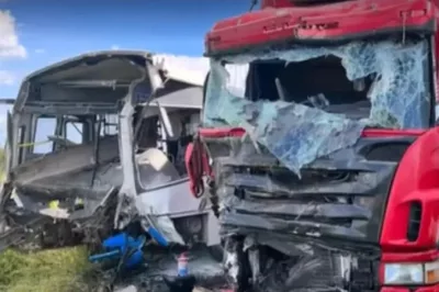 Ônibus e caminhão batem de frente e doze ficam feridos em Juazeiro