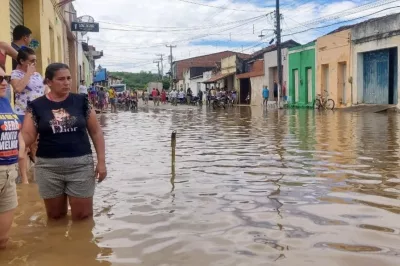 Rompimento de barragem provoca inundações e alagamento no Ceará