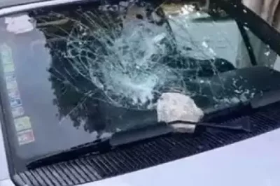 Carro de jornalista é apedrejado em frente à emissora de rádio na Bahia
