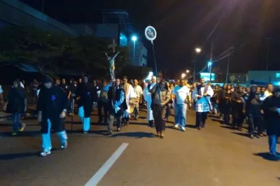 Procissão do Fogareú leva católicos às ruas de Feira de Santana na noite desta quinta-feira