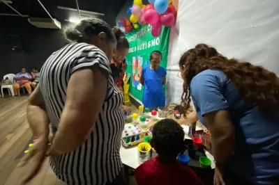 Práticas terapêuticas que podem ser feitas em casa são ensinadas na Semana de Conscientização sobre o Autismo
