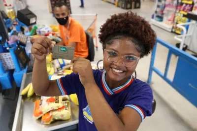 Cartões do Programa Bolsa Presença são entregues a novos estudantes