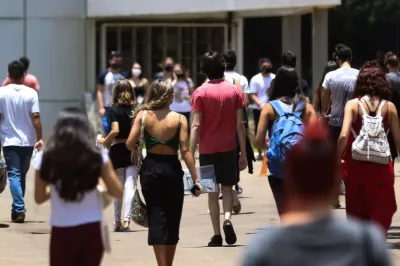 Estudantes começam a receber primeira parcela do Programa Pé-de-Meia