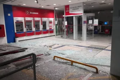 Dependente químico é detido após quebrar vidro de agência bancária em Salvador