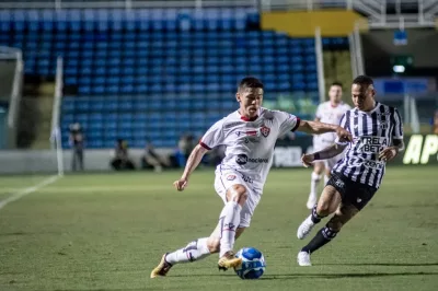 Vitória vence o Ceará, mantém 100% de aproveitamento e se isola na liderança da Série B