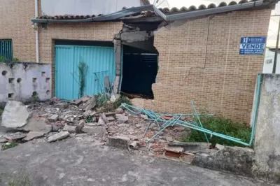Ônibus destrói casa em batida na cidade de Feira de Santana