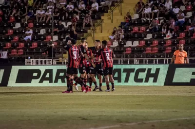 Vitória vence a quarta seguida e é lider isolado da Série B