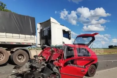 Três pessoas da mesma família morrem em batida entre carro e caminhão no Extremo Oeste baiano