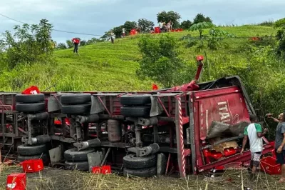 Carga de cerveja é saqueada após carreta tombar na BA-093