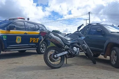 PRF recupera em oficina mecânica moto e carro roubados