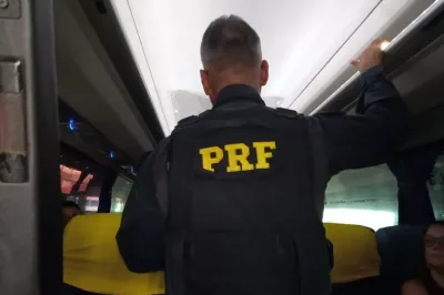 Maio Amarelo: PRF orienta passageiros de ônibus na Bahia