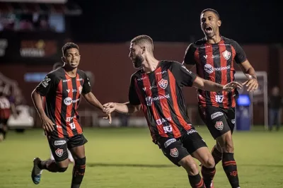 No apagar das luzes, Vitória vence o CRB e mantém liderança da Série B