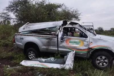 Carro de funerária capota e deixa motorista ferido em rodovia baiana