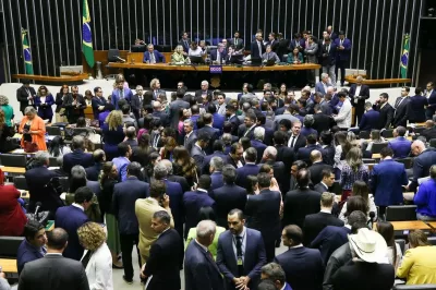 Câmara aprova projeto que derruba mudanças feitas por Lula sobre saneamento