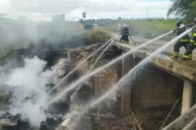 Motorista morre após carreta carregada com combustível tombar e pegar fogo na BR-101