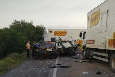 Acidente deixa dois mortos em colisão entre van e carreta na BR-116