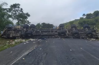 Dois morrem em acidente entre caminhonete e carreta na BR-101 perto de Alagoinhas