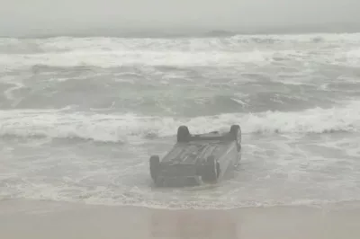 Carro é encontrado capotado dentro do mar de praia de Lauro de Freitas