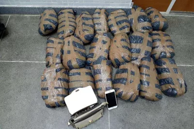 Mulher foge de blitz, mas acaba alcançada com 25 kg de maconha