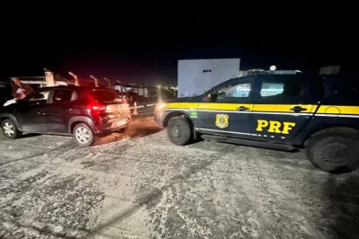 Em Feira de Santana, PRF recupera veículo roubado e prende dois homens