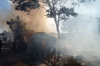 Em Barreiras, casa pega fogo após chamas surgirem de matagal