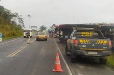Após tombar caminhão na rodovia, motorista é preso por dirigir sob a influência de álcool na BR 101
