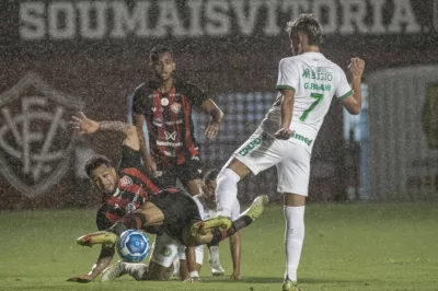 Vitória vence no sufoco e garante liderança da Série B