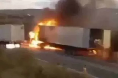 Carreta pega fogo perto de Conquista e carga de biscoito é saqueada
