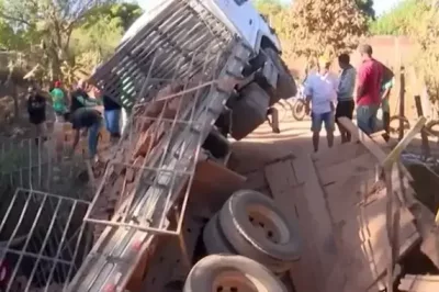 Ponte de madeira desaba após motorista tentar passar com caminhão carregado com blocos de construção