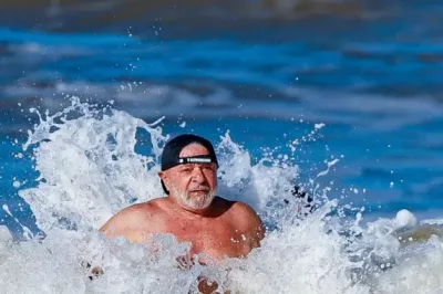 Em Ilhéus, Lula toma banho de mar e posta nas redes sociais: “Para recuperar as energias”