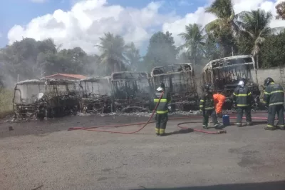 Em Alagoinhas, cinco ônibus estacionados na garagem da ATP pegam fogo