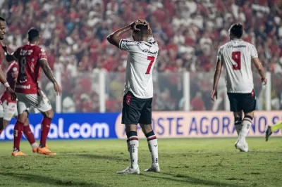 Vitória não suporta pressão e perde para o Vila por 1 a 0