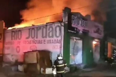 Incêndio destrói duas lojas de autopeças no Centro de Feira de Santana