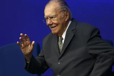 Ex-presidente José Sarney é internado após sofrer queda em casa