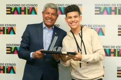 Vencedor do ‘The Voice Brasil Kids’ é recebido pelo governador