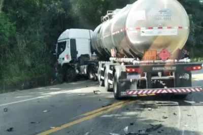 Batida entre carro e carreta deixa um morto na Bahia