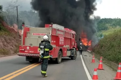 Incêndio em caminhão baú na BR-101 é debelado por bombeiros do 6º BBM