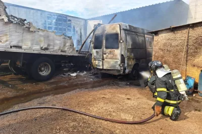 Bombeiros do 7º BBM debelam incêndio em garagem com 18 veículos em Vitória da Conquista