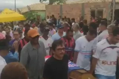 Velório de jogador Deon leva multidão às ruas de povoado na Bahia