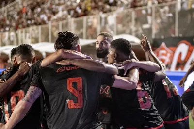 Vitória supera desfalques, vence o Botafogo-SP e segue na disputa pelo título da Série B