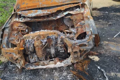 Totalmente consumida pelo fogo, camioneta roubada é localizada em estrada de terra na Bahia